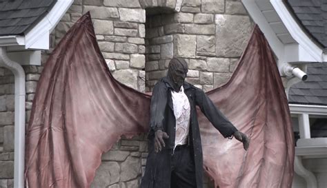 NFL player brings 'Jeepers Creepers' to life in Halloween display
